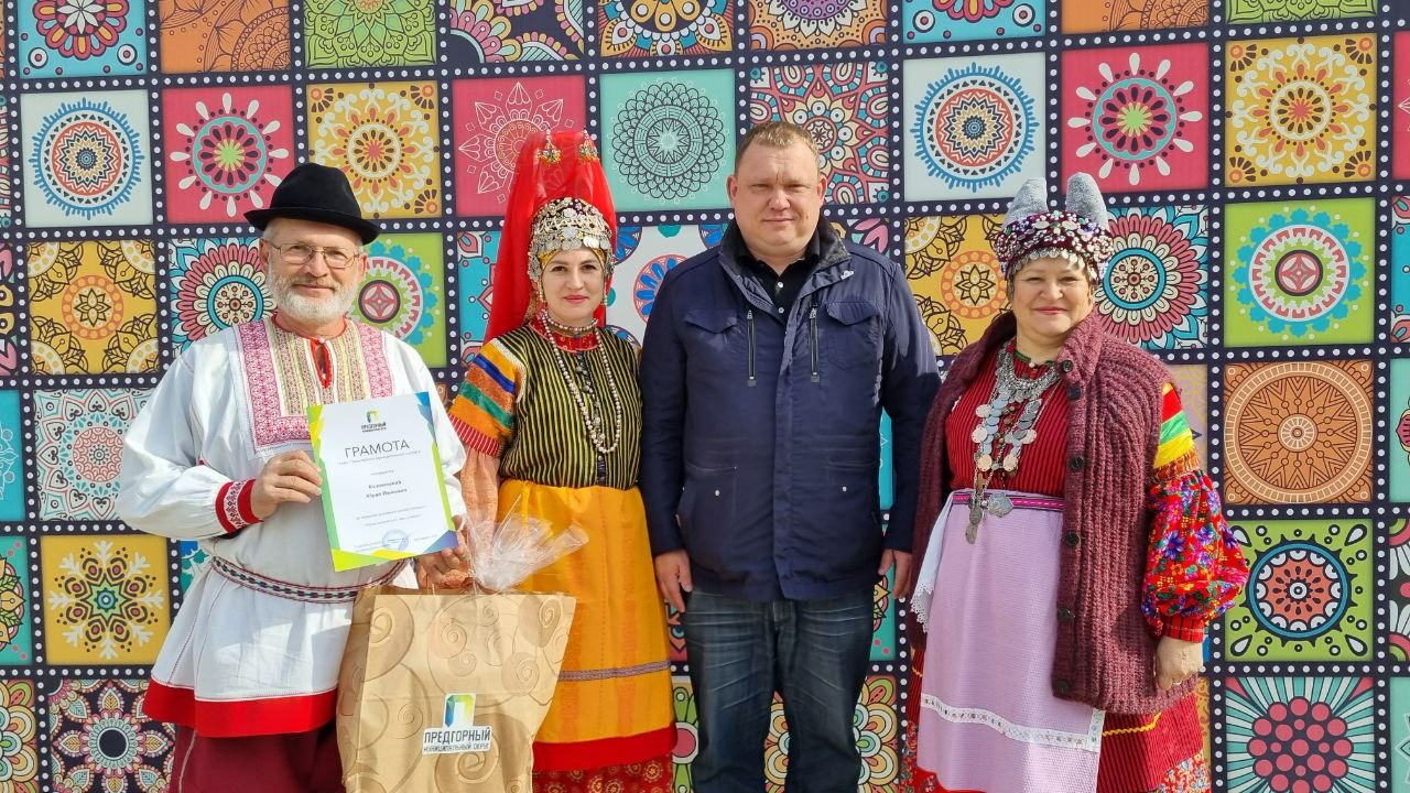 Глава Предгорного района Н.Н.Бондаренко награждает нас грамотой